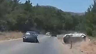 İki otomobilin çarpışması kamerada; 2 yaralı