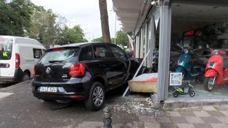 Kadıköy’de sürücüsünün direksiyon hakimiyetini kaybettiği otomobil dükkana girdi