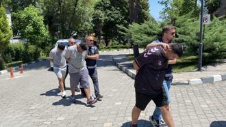 Husumetli iki grup arasında silahlı kavga; 3 yaralı