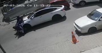 Kartal’da motosiklet ile otomobilin kafa kafaya çarpıştığı kaza kamerada; 2 yaralı
