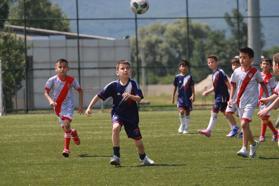 Minikler futbol turnuvasının tek kız oyuncusu takdir topladı