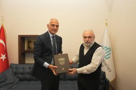 Bakan Ersoy, bilim tarihçisi Prof. Dr. Fazlıoğlu'nu ziyaret etti
