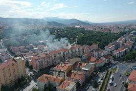 Yıldırım düşen apartmanın çatısında yangın çıktı