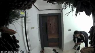 Başakşehir’de apartmandaki ayakkabı hırsızlığı kamerada