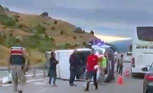 Devrilen minibüste 6'sı çocuk 16 kişi yaralandı