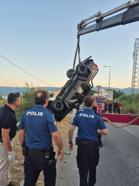 Balıkesir'de kamyonet dereye uçtu; 2 ölü, 1 yaralı