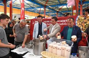 Osmangazi Belediye Başkanı Aydın, vatandaşlara aşure ikram etti