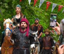 Orhan Gazi ile Nilüfer Hatun'un düğünü, gelin uğurlama töreni ile Yenişehir'de canlandırıldı