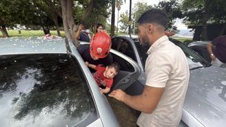 Otomobilde kilitli kalan 1 yaşındaki Firuz'u itfaiye kurtardı