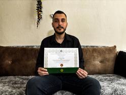 Kaza geçirip eğitimine ara veren Deniz, tedavi sonrası döndüğü okulunda fakülte birincisi oldu