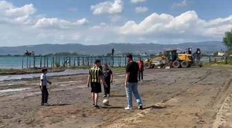 İznik Gölü’nde iskelenin karada kaldığı alan, çocuklara futbol sahası oldu