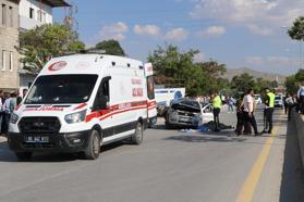 Van'da otomobil, park halindeki kamyona çarptı: 2 ölü, 3 yaralı