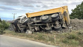 Freni boşalıp devrilen kamyonun şoförü öldü; yakınları feryat etti