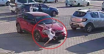Bursa'da koşarak yola çıkan çocuğa otomobilin çarptığı kaza kamerada