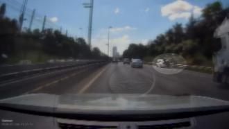 Üsküdar'da emniyet şeridinde duran otomobile motosiklet çarptı; kaza kamerada