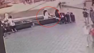 Fatih'te kadın hırsızın çanta çaldığı anlar kamerada