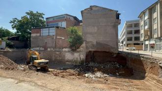 Temel kazısında toprak kaydı, 2 katlı binada yaşayanlar tahliye edildi