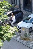 Evinin önüne araç park eden sürücüyle tartışıp bıçakla saldırdı