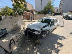 Park halindeki araçlar ile elektrik trafosu ve çeşmeye çarpan otomobilin sürücüsü yaralandı