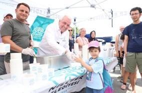 Nilüfer Belediye Başkanı’ndan aşure ikramı