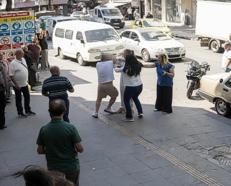 Otomobilin çarptığı motosikletin aynası kırıldı; çıkan kavgada 3 kişi yaralandı
