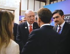 Fransa Cumhurbaşkanı Macron, Cumhurbaşkanı Erdoğan'la sohbetinin görüntülerini paylaştı