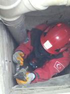 Havalandırma boşluğundaki boruya sıkışan 2 kediyi itfaiye kurtardı