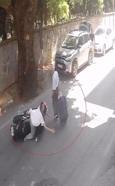 Devrilen motosikletin yayaya çarptığı kaza kamerada