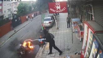 Küçükçekmece'de yanan motosiklete marketin önündeki su bidonlarıyla müdahale kamerada