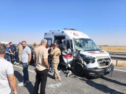Zincirleme kazaya karışan ambulanstaki 2 sağlık çalışanı ile hasta yaralandı