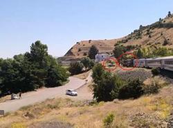 Yolcu treni hemzemin geçitte otomobile çarptı; kaza kamerada