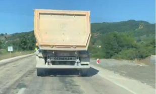 Hafriyat kamyonundan fırlayan taşın otomobilin camını kırdığı anlar kamerada