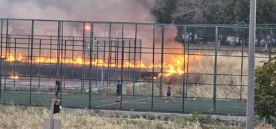Yangına rağmen futbol oynamaya devam ettiler; o anlar kamerada