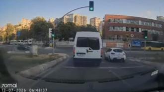 Eyüpsultan'da otomobil trafik ışığına çarparak savruldu; kaza kamerada