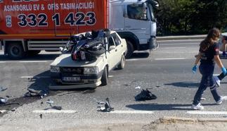 Motosiklet, çarpıştığı otomobilin üzerine düştü; 3 yaralı