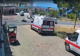 İzmir'de otomobil ile çarpışan motosikletin sürücüsü öldü; kaza kamerada