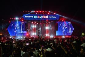 Kıraç, 'Türkiye Kültür Yolu Festivali' kapsamında Van'da konser verdi