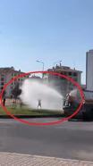 Diyarbakır'da 39 derecede çocuklar, belediye aracından püskürtülen suyla serinledi
