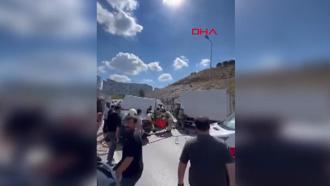 Bağcılar'da seyir halindeki kamyon ile minibüs çarpıştı