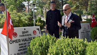 Dönemin Özel Kuvvetler Komutanı emekli Korgeneral Aksakallı, Ömer Halisdemir’in mezarını ziyaret etti