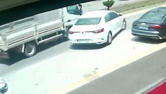 Otomobile kamyonetin çarptığı kaza kamerada