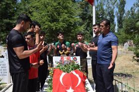 Şampiyon sporcular, şehit polis memurunun mezarına madalyalarını bırakıp, dua etti