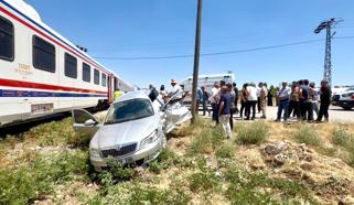 Tren, hemzemin geçitte otomobile çarptı: 3 yaralı