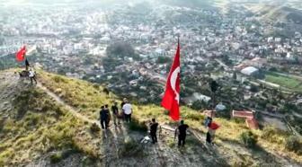 1600 rakımlı Stare Dağı’na tırmanıp, yıpranan bayrağı yenisiyle değiştirdiler