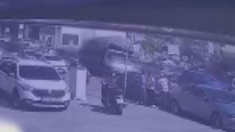 Tuzla’da malzeme yüklü kamyonet yola devrildi: kaza kamerada