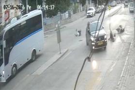 Motosiklete çarpan otomobilin sürücüsünün kaçtığı kaza kamerada