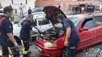 Park halindeki otomobilde çıkan yangın, itfaiye ekipleri tarafından söndürüldü