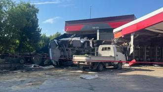 Kömür yüklü TIR, akaryakıt istasyonuna girdi: 1 ölü, 2 yaralı