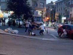 Gaziosmanpaşa'da sokak ortasında kavga kamerada