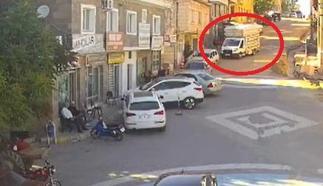 Freni boşalan kamyonetin park halindeki araçlara çarptığı kaza kamerada
